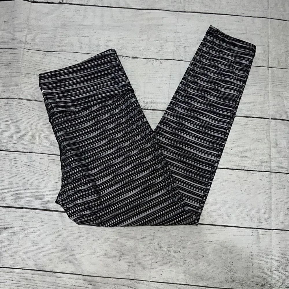 ZYIA Active AZTEC Adrenline 7/8 Leggings Cropped Black White Stripes sz 6-8